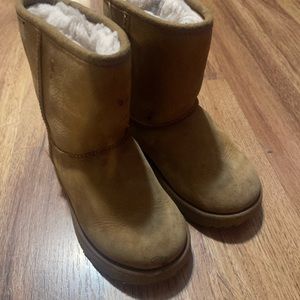 Ugg boots toddler  WATERPROOF pet free smoke free home. Worn